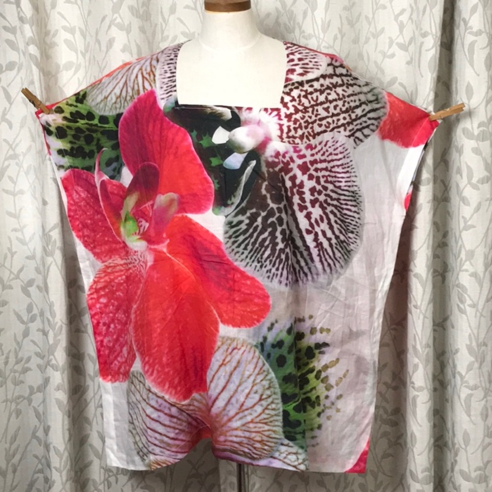 Caroline Rose Floral Patter Tunic. One Size (OSW)